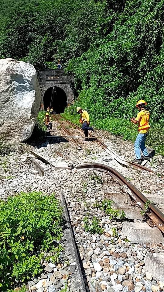 ▲▼台鐵巨石砸斷鋼軌和電車線。（圖／讀者提供記者李姿慧攝）