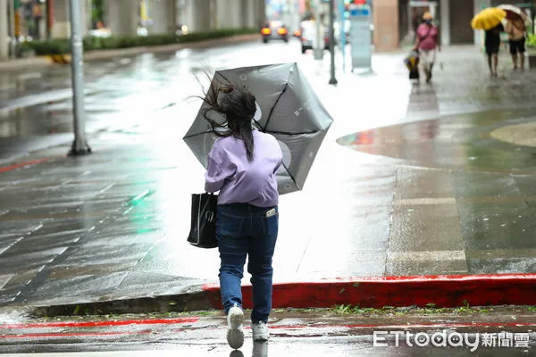 ▲▼凱米颱風逐漸遠離，北市街頭風雨趨緩,天氣,行人路權,路人,雷雨,口罩,斑馬線,過馬路,大雨,大雷雨,下雨,雨天,豪大雨,午後雷陣雨,梅雨,降雨,氣象,豪雨,颱風外圍環流,西南氣流,滯留鋒面,撐傘,雨傘,陰雨綿綿,潮濕,濕度,熱對流,天氣配圖。（圖／記者李毓康攝）