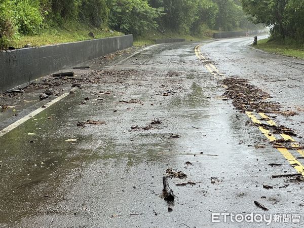 ▲▼台11線多處發生路樹傾倒及土石流，造成道路積水，影響雙向車輛道路通行。（圖／鳳林警分局提供，下同）