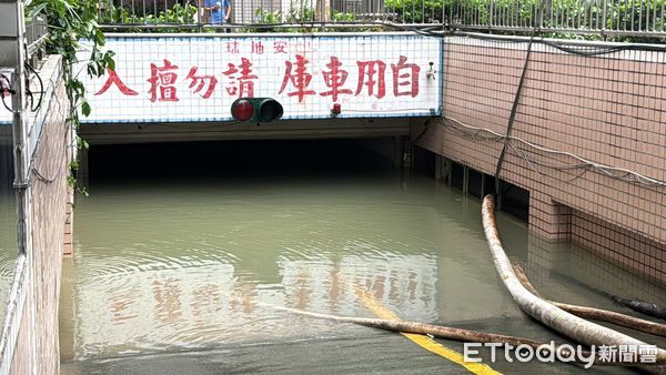 ▲三民區大樓淹水。（圖／記者吳世龍攝）