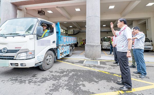 ▲桃園市長張善政向支援發高雄救災團隊揮手致意。（圖／市府新聞處提供）