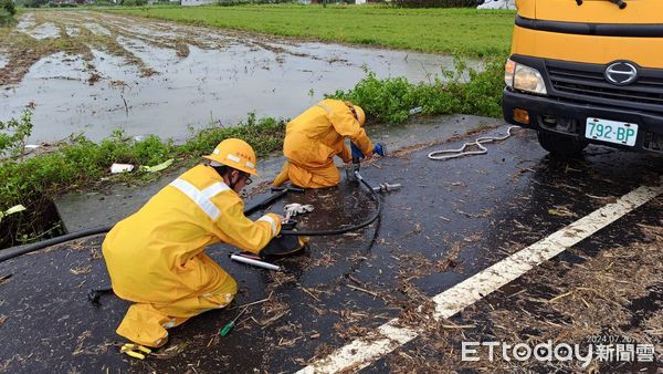 ▲因凱米颱風導致高壓斷線、電桿傾斜倒斷，造成目前北門區、鹽水區、南化區、新營區、後甲區等共1462戶停電，累積曾停電戶數達90111戶，台電正積極搶修。（圖／記者林東良翻攝，下同）