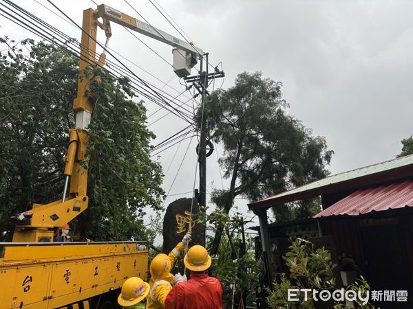 ▲台電人員搶修電力            。（圖／台電屏東區處提供）