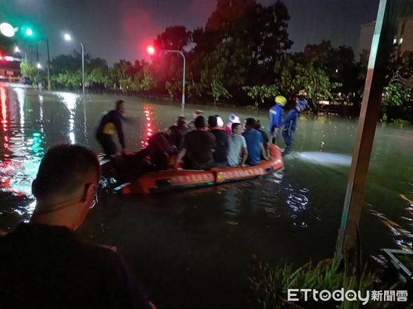 ▲南消六大隊出動救生艇，協助民眾就醫及接駁85人。（圖／記者林東良翻攝，下同）