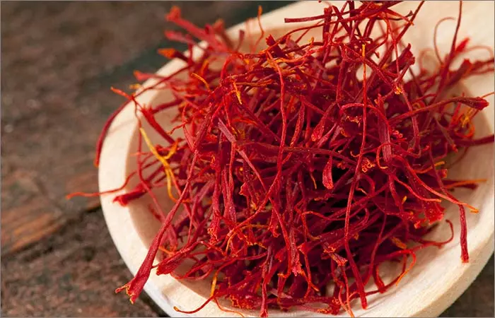 Saffron for a homemade skin lightening face pack