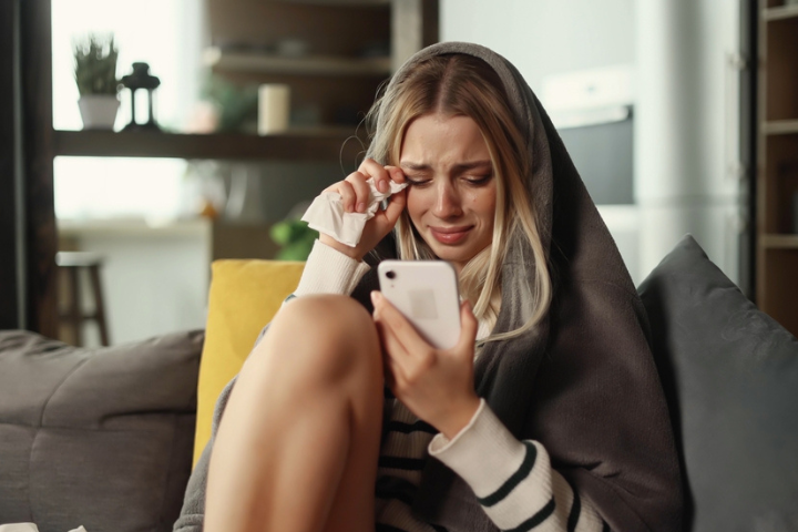 A young woman crying due to breaking up with her partner.