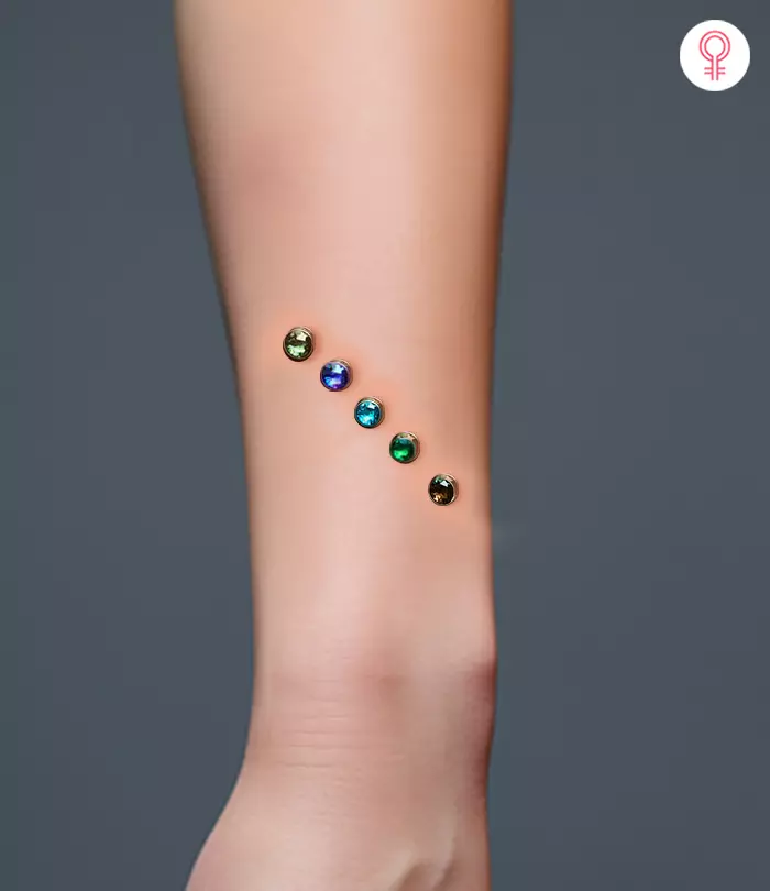 A trendy surface piercing to transform the delicate allure of your wrists.