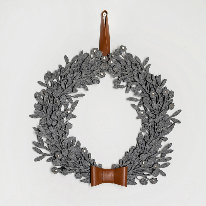 Big gray felt Christmas wreath with leather ribbon by Decomundo Home