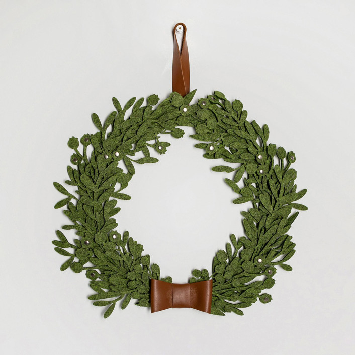 Small green felt Christmas wreath with leather ribbon by Decomundo Home