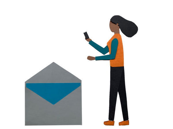 Free Mujer revisando el correo electrónico recibido en el teléfono  Ilustración