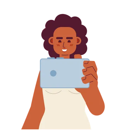 Mujer afro alegre con teléfono inteligente  Ilustración