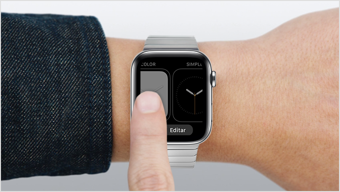 Una persona que desliza el dedo por la pantalla del Apple Watch