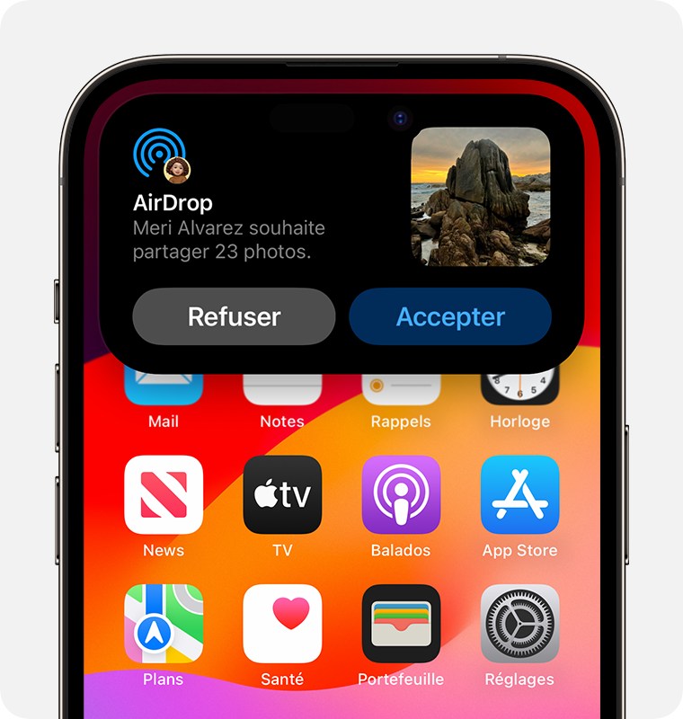 Un iPhone affichant une alerte AirDrop que vous pouvez refuser ou accepter.