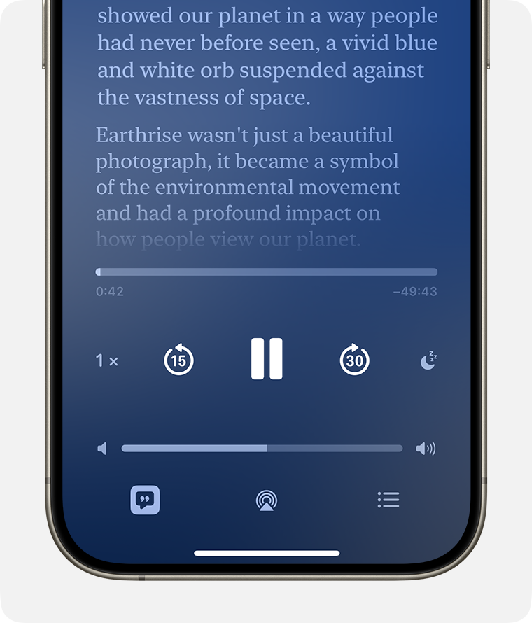 Pe un iPhone, este afișată o transcriere a unui podcast cu mini-playerul sub aceasta. În partea din stânga jos a mini-playerului, este activat butonul Transcriere, care arată ca un balon de dialog întunecat, cu ghilimele în interior și o evidențiere albă în formă de pătrat în jurul acestuia.