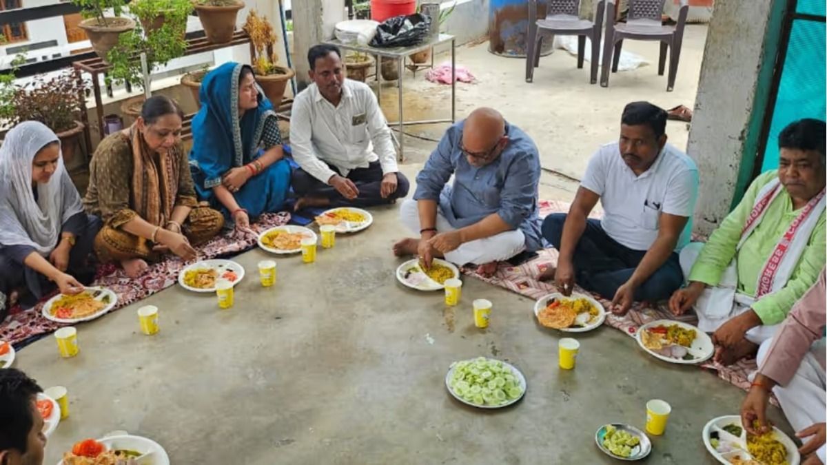 एक दलित के घर भोजन करते प्रदेश कांग्रेस अध्यक्ष अजय राय और अन्य कार्यकर्ता