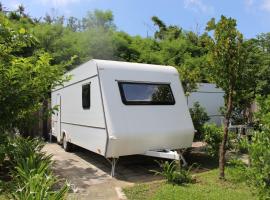 Kenting Houbihu Camping Car B&B, hotell i Hengchun Old Town