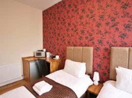 Central Studios Gloucester Place by Roomsbooked, hotel in Cheltenham