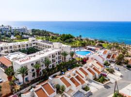 Viesnīca Helios Bay Hotel and Suites pilsētā Pafa