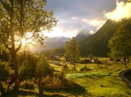 Dalen Gaard camping og hytter, hotell i Geiranger