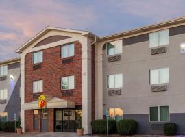 Super 8 by Wyndham Bedford DFW Airport West, motel di Bedford