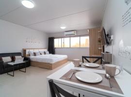 Popular Condo Muangthong by Khun Eve, hotel i Nonthaburi