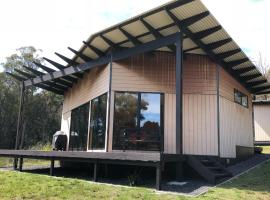 BAY OF FIRES ECO HUT off grid experience at Binalong Bay, hotell i Binalong Bay