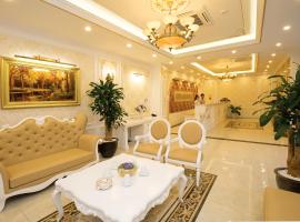 Hùng Mạnh Plaza Hotel, hótel í Hương Tân Lạc