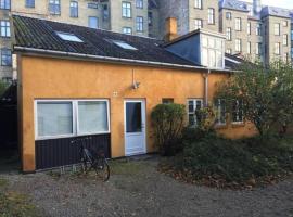 Rooms in quiet Yellow Courtyard Apartment, hotel v Kopenhagnu