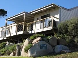 KINGFISHER COTTAGE Beachfront at the Binalong Bay