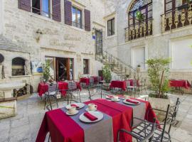 Palace Derossi, hotel en Trogir