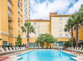 La Quinta Inn & Suites by Wyndham San Antonio Riverwalk, хотел в Сан Антонио