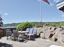 1 Bedroom Awesome Home In Tvedestrand, hotell i Tvedestrand