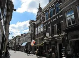 Hanzestadslogement De Leeuw, in het centrum, met een binnenplaats, kamers met badkamer en toilet en een keukentje