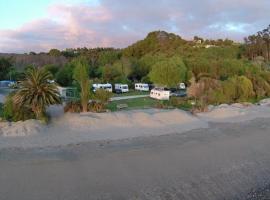 Golden Bay Holiday Park, hotel Onekakában