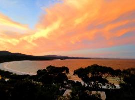 DOLPHIN LOOKOUT COTTAGE - amazing views of the Bay of Fires, hotell i Binalong Bay