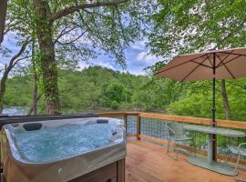 브라이슨 시티에 위치한 호텔 Waterfront Cabin with Hot Tub on Tuckasegee River!