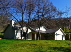 Blue Jay Paradise, villa en Three Rivers