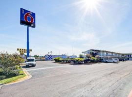 Motel 6-Laredo, TX - South, хотел в Ларедо