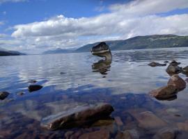 Lovat Loch Ness Apartment with private roof terrace, lúxushótel í Fort Augustus