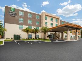 Holiday Inn Express & Suites - Deland South, an IHG Hotel, hotell sihtkohas DeLand