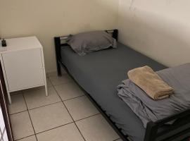 Private Cubicle - Single Bed - Mixed Shared Dorm - MIAMI AIRPORT, Hotel in Miami