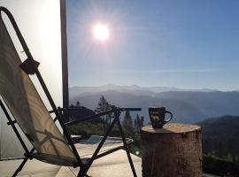 Tiny mountain cabin with a panoramic view, casa rústica em Giljane