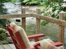 Cozy Creek Cottages, hotelli kohteessa Maggie Valley