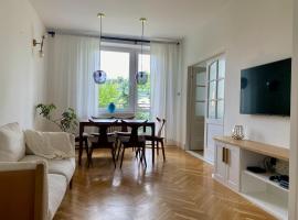 Chic Apartment in vibrant area - National Stadium - Saska Kępa、ワルシャワのホテル