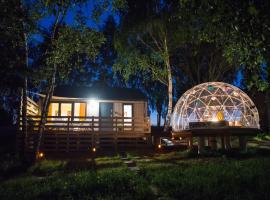 JURA GLAMP luksusowe całoroczne domki na wyłączność KOPUŁY IGLOO taras ogród, hotel pentru familii din Wola Kalinowska