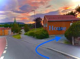 Private house-terrace-garden -parking-WiFi-smartTV, hytte i Trondheim