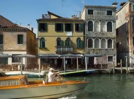 Casa Virginia direct at the canal Cannaregio with own roof terrace