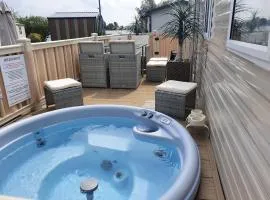 Relaxing Breaks with Hot tub at Tattershal lakes 3 Bedroom