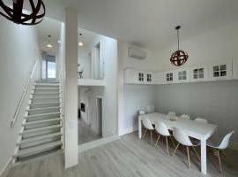 Beautiful Penthouse Apartment With Terrace - 4 Minute Walk to the Beach, מלון בטרואיה