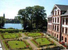 Hotel Am Tiefwarensee, готель у місті Варен